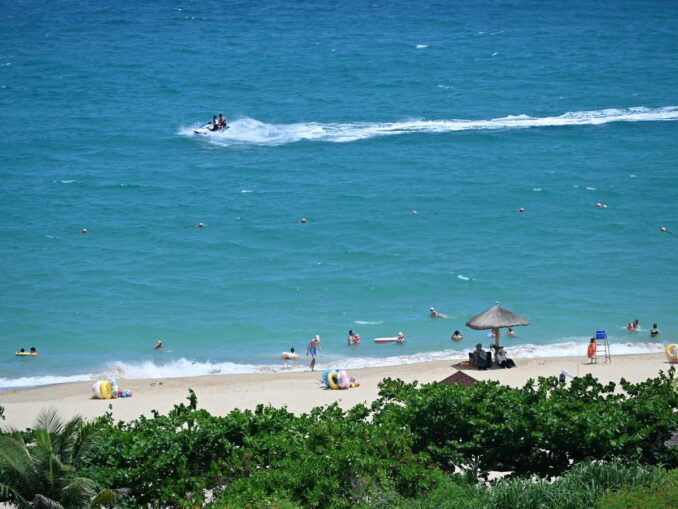The beaches in Hainan are not empty even in summer, photo @chawy/unsplash.com Sometimes in Hainan in June you can swim in the sea