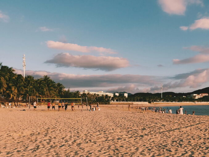 Beach in Hainan during the day, photo @臻宋/pexels.com It is better not to appear on the beach in Hainan in the middle of the day in summer