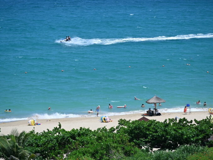 Summer in Hainan is hot, but the beaches are not empty