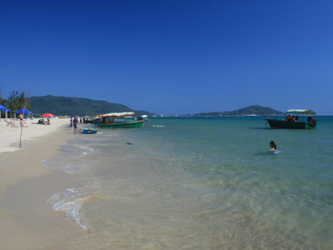 Beach in Yalongwan - in August you can swim in Hainan